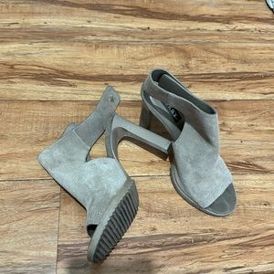 Beige leather dkny heels